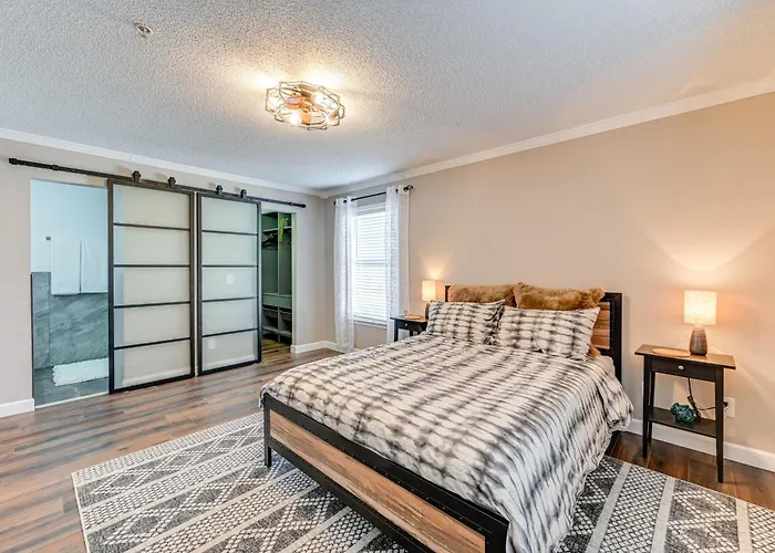 Winston-Salem Condo W/ Balcony: Steps To Golf!
