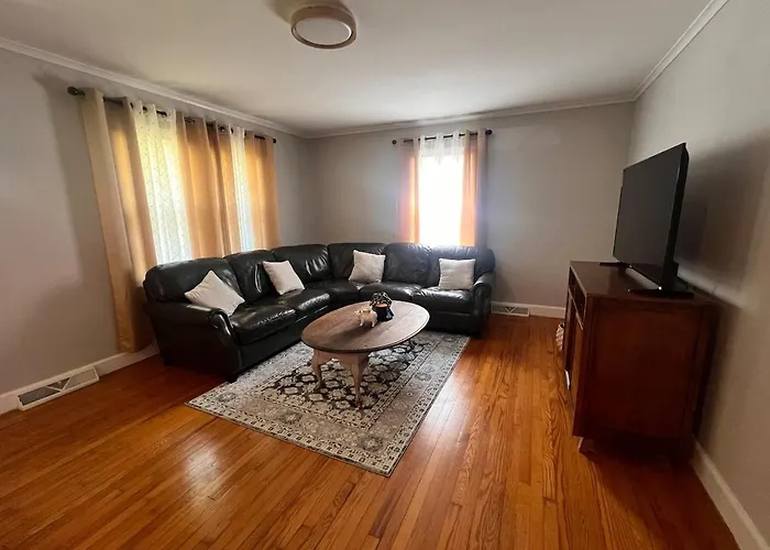Cozy Stay Near Dt With Deck And Yard